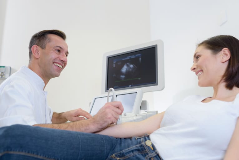 Como são definidos os exames complementares do PCMSO?