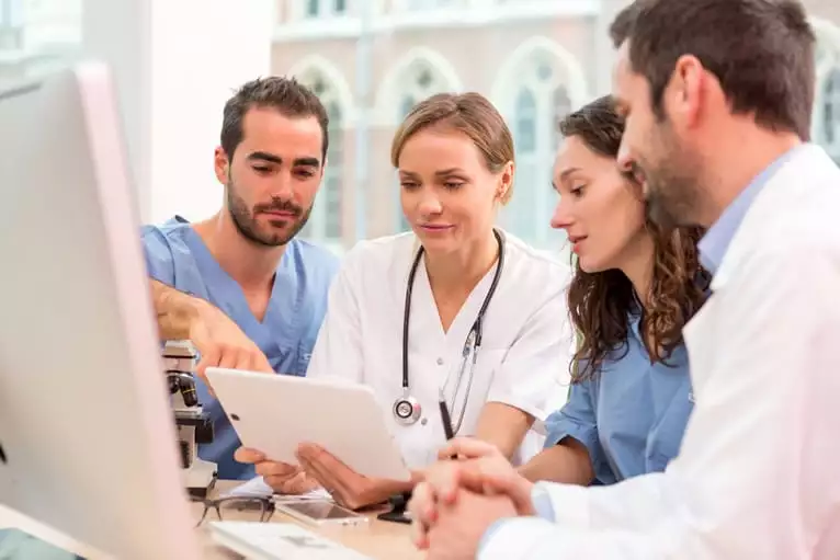 Quais são as principais atribuições do técnico de enfermagem do trabalho e do enfermeiro do trabalho?