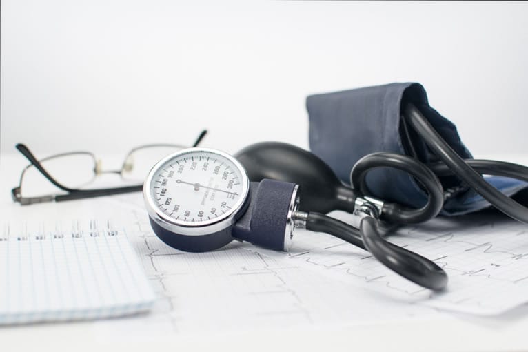 Exame de ECG de rotina em consultórios médicos