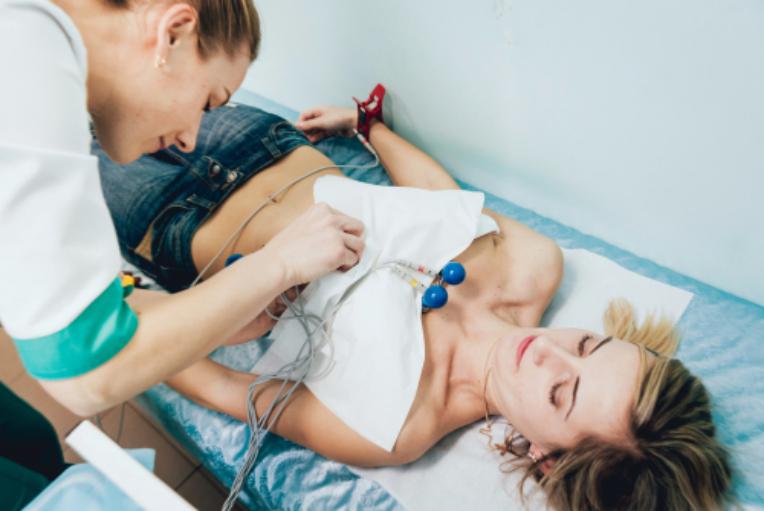como é feito o eletrocardiograma ecg