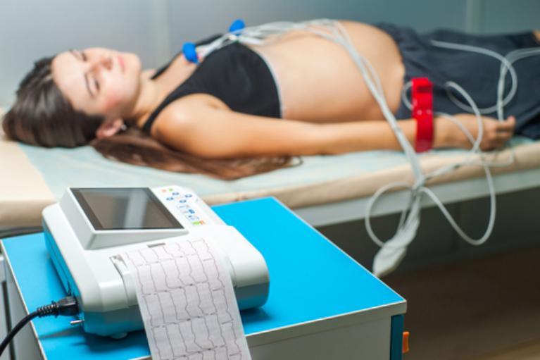 como é feito o eletrocardiograma