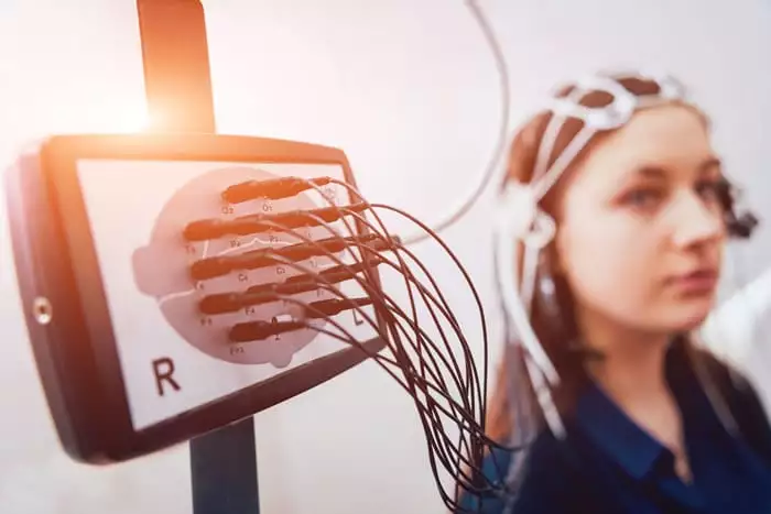 Como as clínicas têm acesso ao aparelho de EEG com baixo custo?