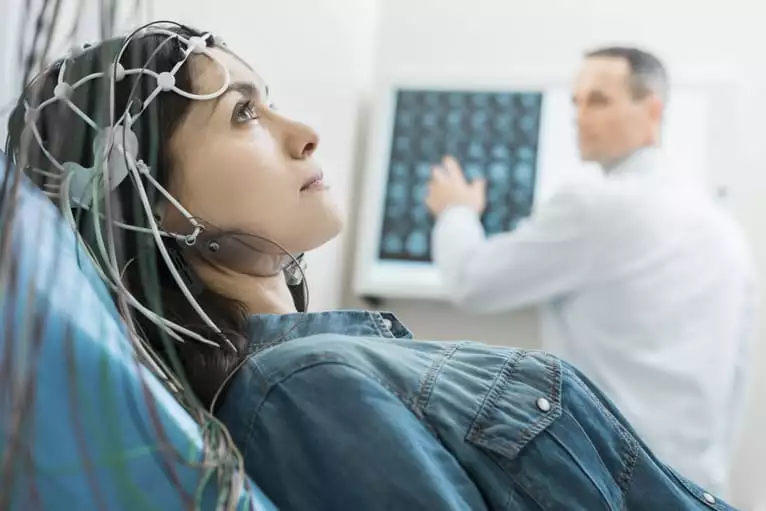 EEG com mapeamento cerebral