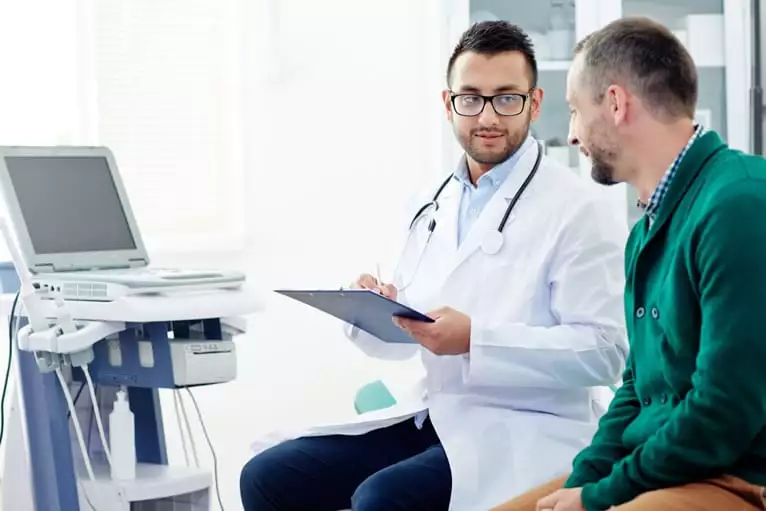 Foto de Vários Médicos Trabalhando Em Uma Sala De Emergência