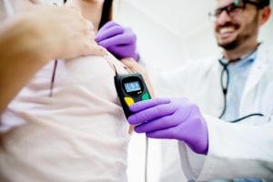 Em quais casos se deve aplicar o exame eletrocardiograma de longa duração?