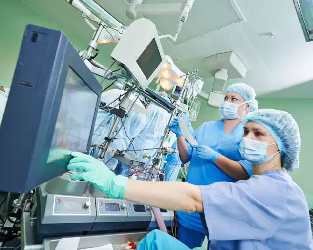 Inúmeros aparelhos médicos são utilizados no bloco cirurgico