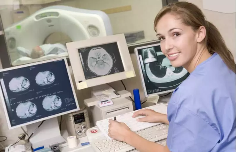 Criança realizando uma Tomografia computadorizada do crânio