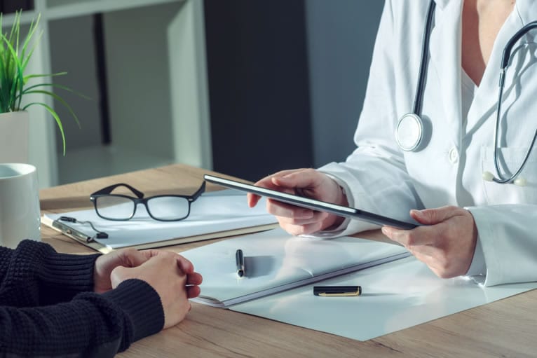 Médica relata resultado de angiotomografia visto no tablet