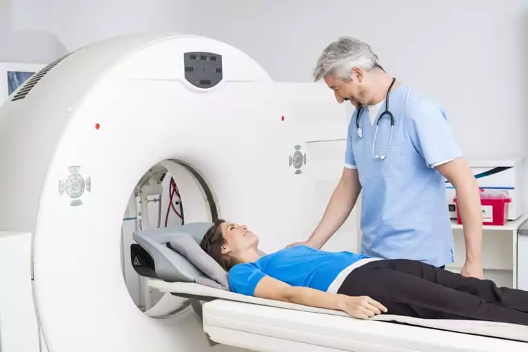 aparelho de tomografia com médico e paciente