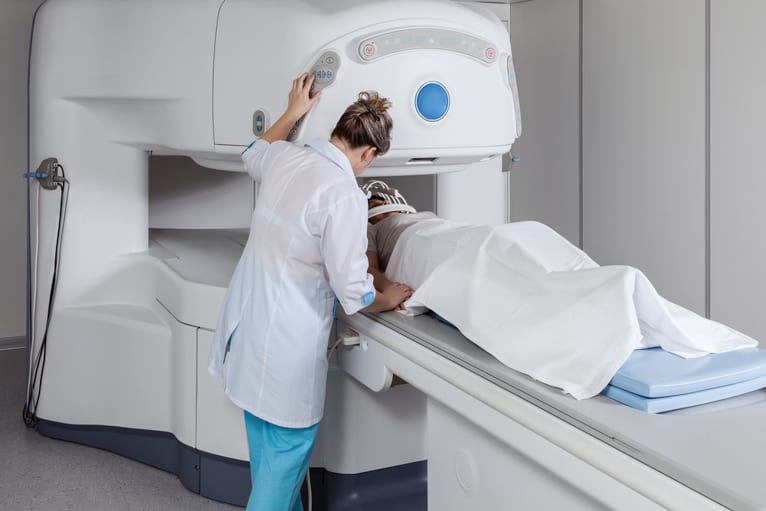 Enfermeira fazendo uma tomografia no paciente