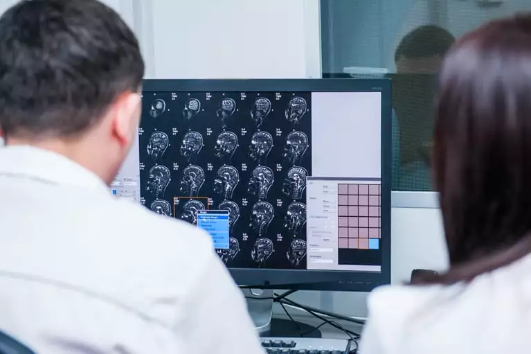 Médicos interpretando uma tomografia