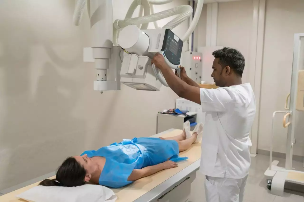 equipamento de rx convencional na sala de radiologia