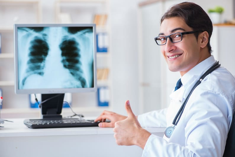 Médico fazendo telediagnostico telemedicina