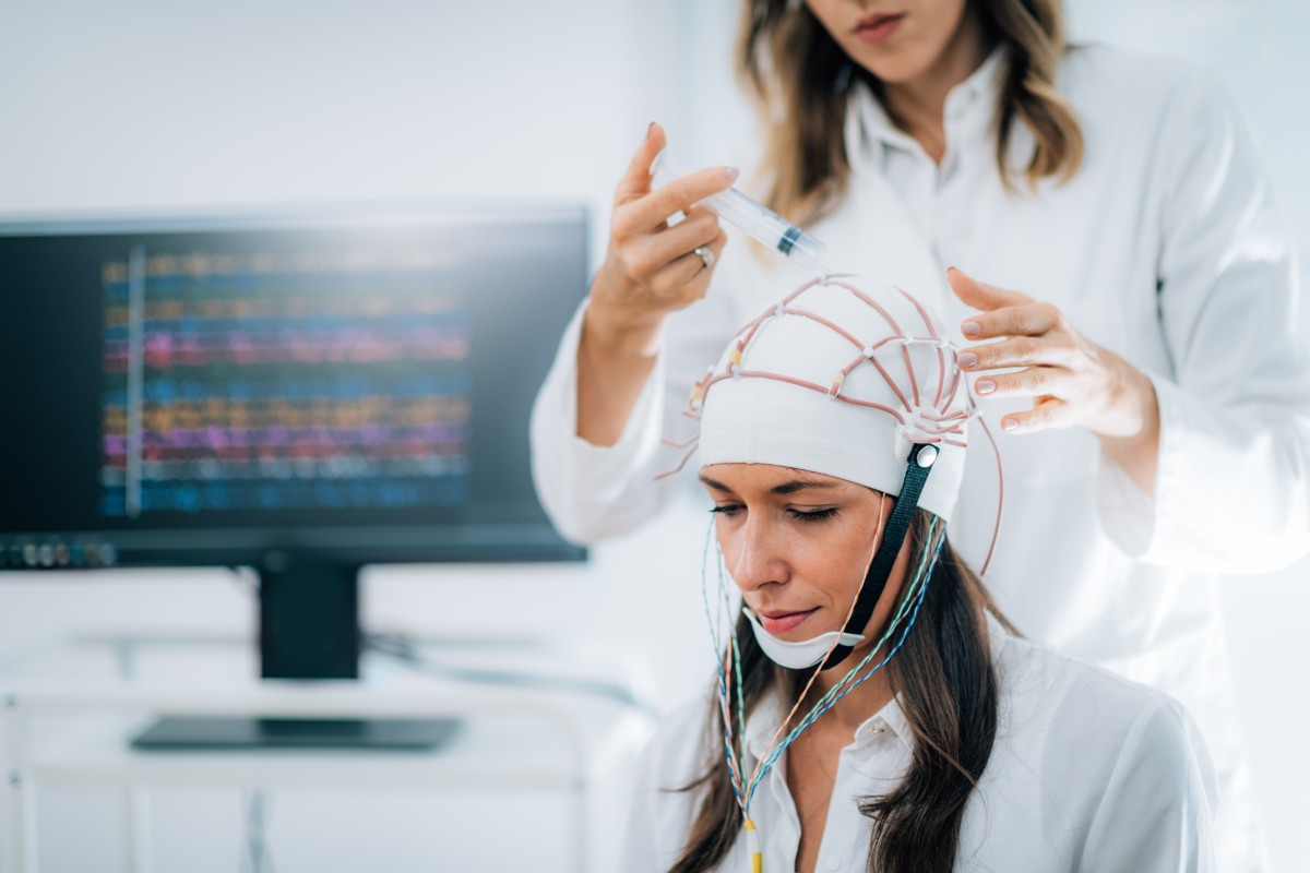 A interpretação do EEG é tarefa restrita dos neurofisiologistas clínicos Como interpretar um eletroencefalograma