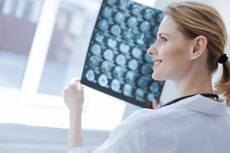 Médica interpretando uma tomografia