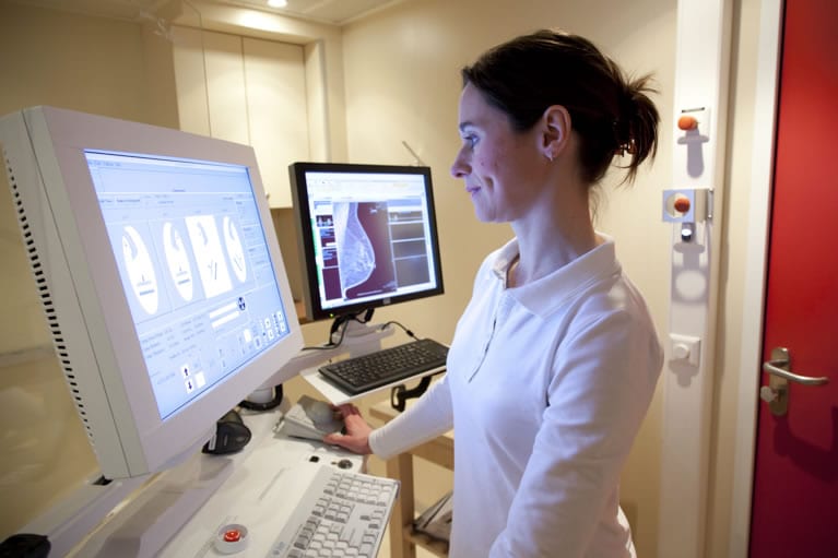 técnico em radiologia fazendo um rx