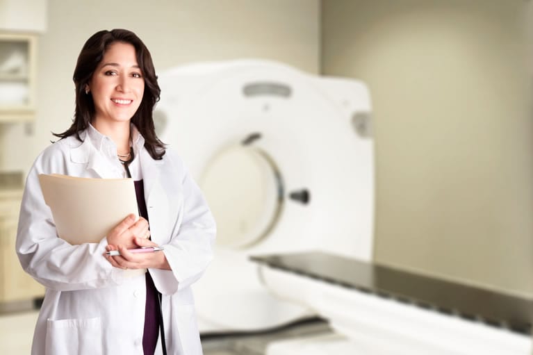 médico radiologista na sala de tomografia