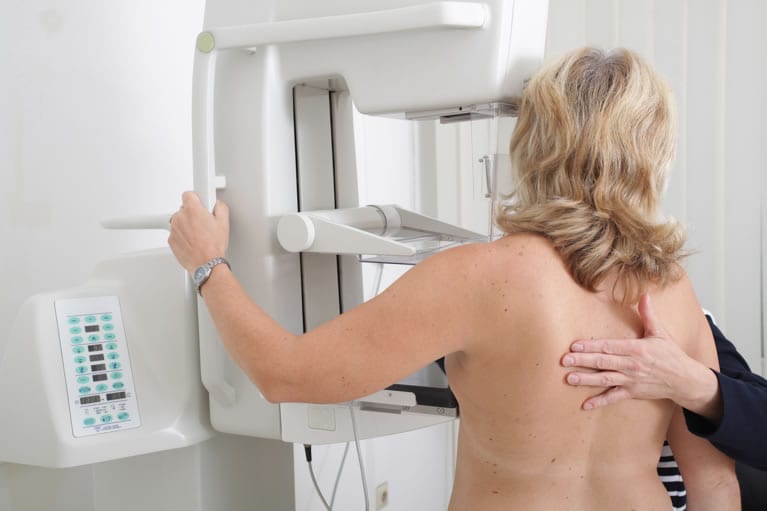 Mulher realizando uma mamografia