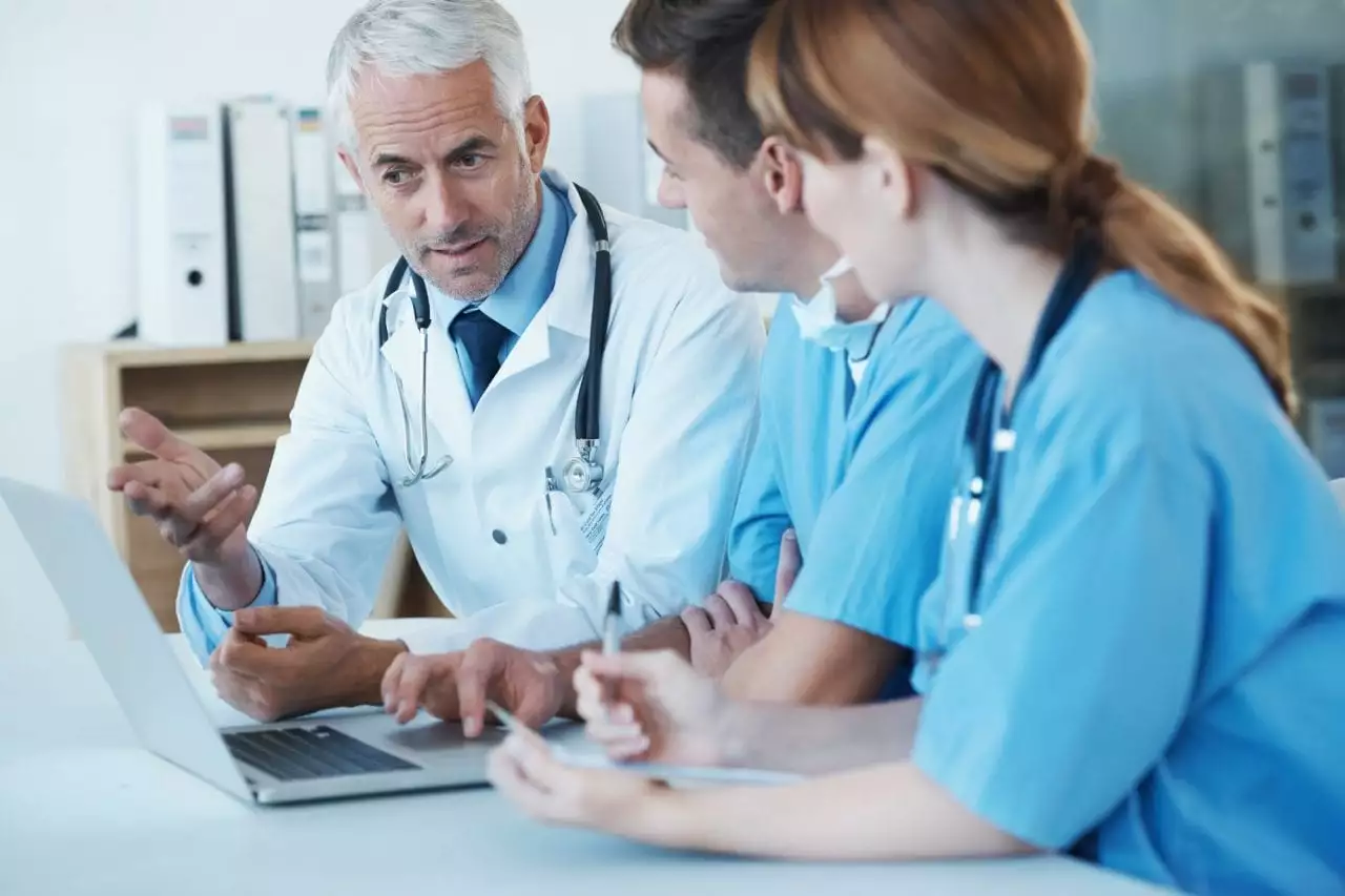 regime de comodato sendo discutido por equipe médica