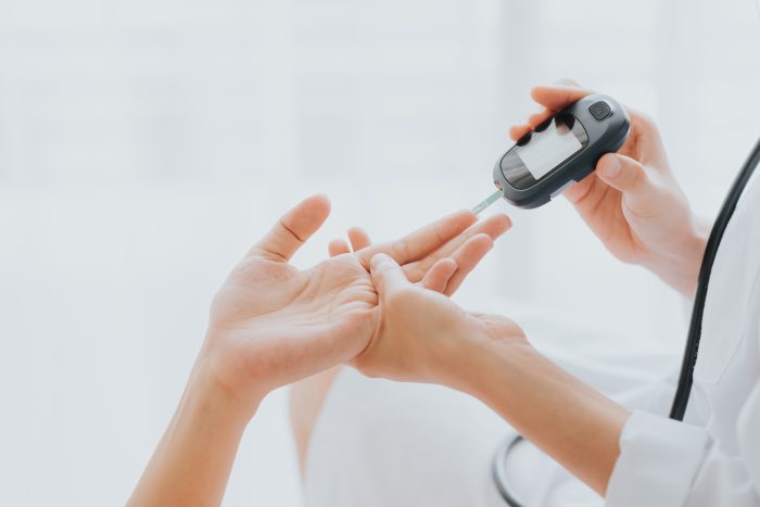 Exame de risco cirúrgico por glicemia é feito com uma amostra de sangue