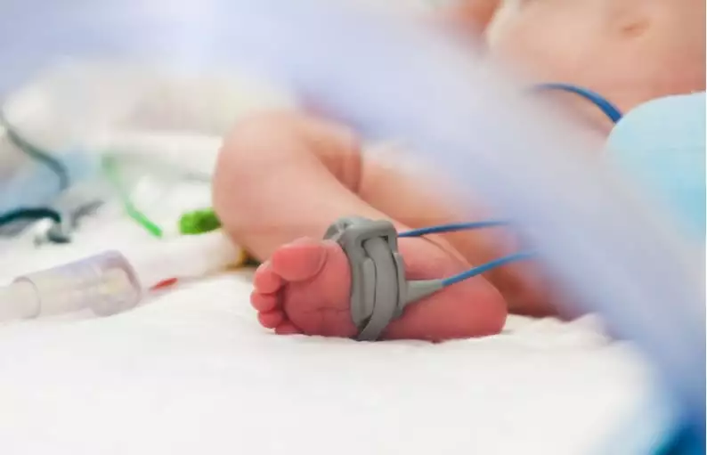 Como é feito o eletrocardiograma no recém-nascido e na criança?