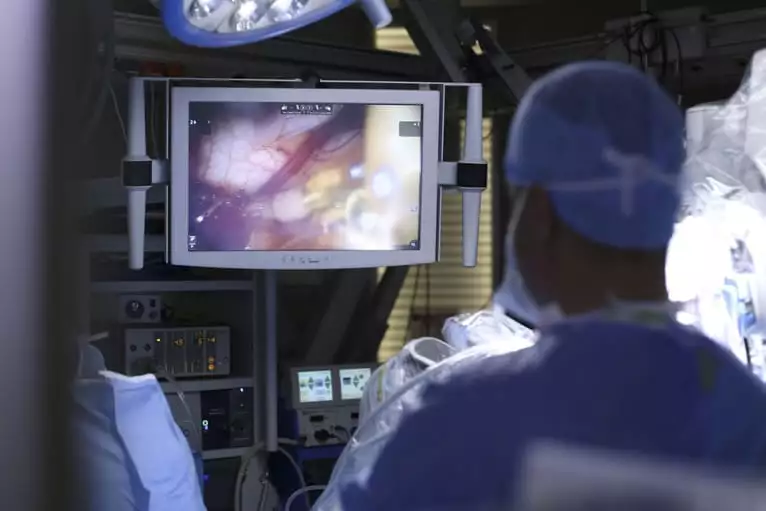 Médico fazendo cirurgia robótica á distância