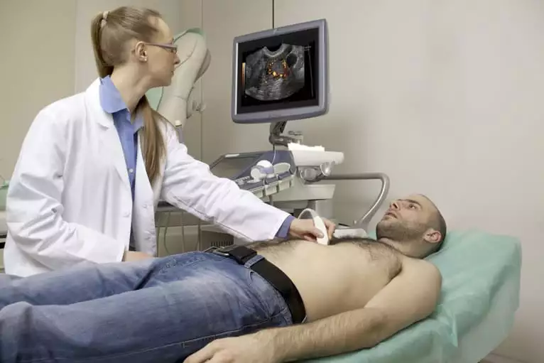 Médica realizando um ecocardiograma que faz parte dos tipos de exames cardiológicos