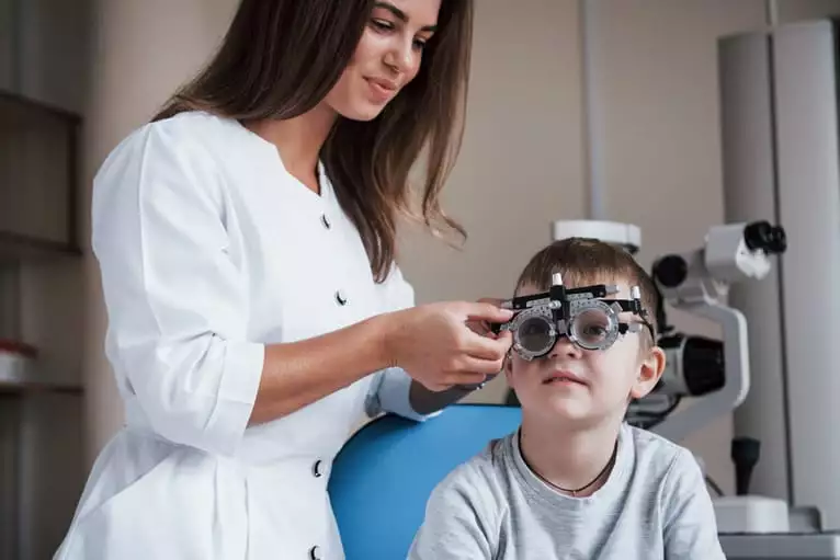 Médico oftalmologista em atendimento clinica médica de criança