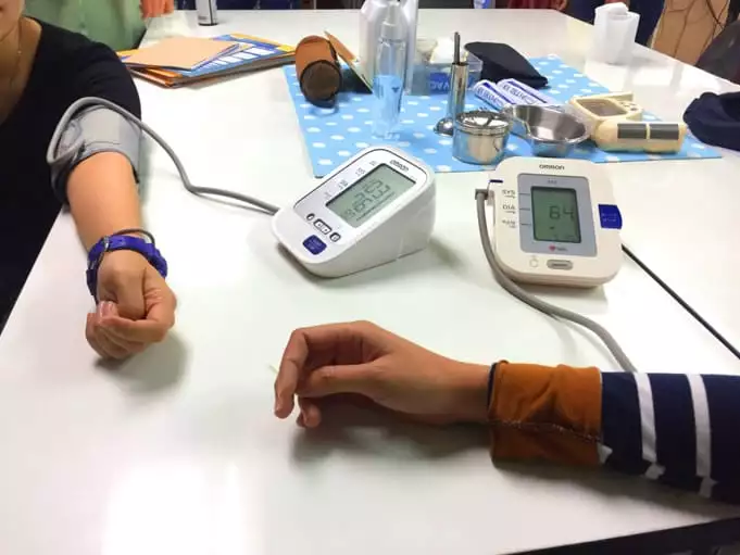 Pacientes com aparelhos de pressão no braço para medir os valores
