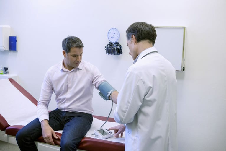 Qual profissional pode emitir o atestado de aptidão física?
