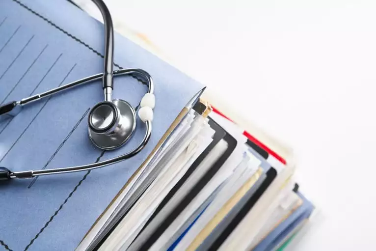 O que deve constar no registro médico do paciente?