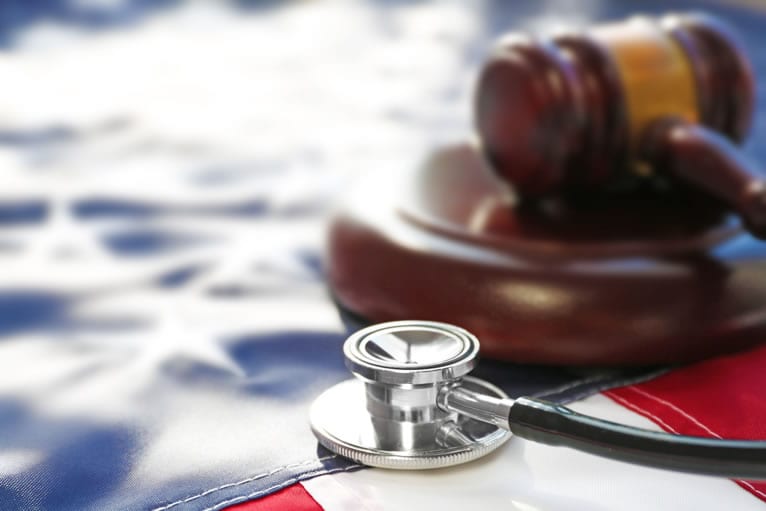 Outras leis e resoluções importantes na regularização da clínica médica