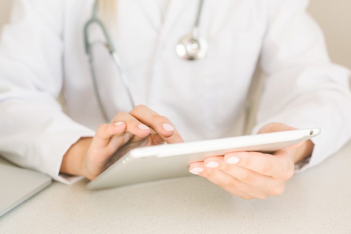 O primeiro passo é possuir uma plataforma de telemedicina