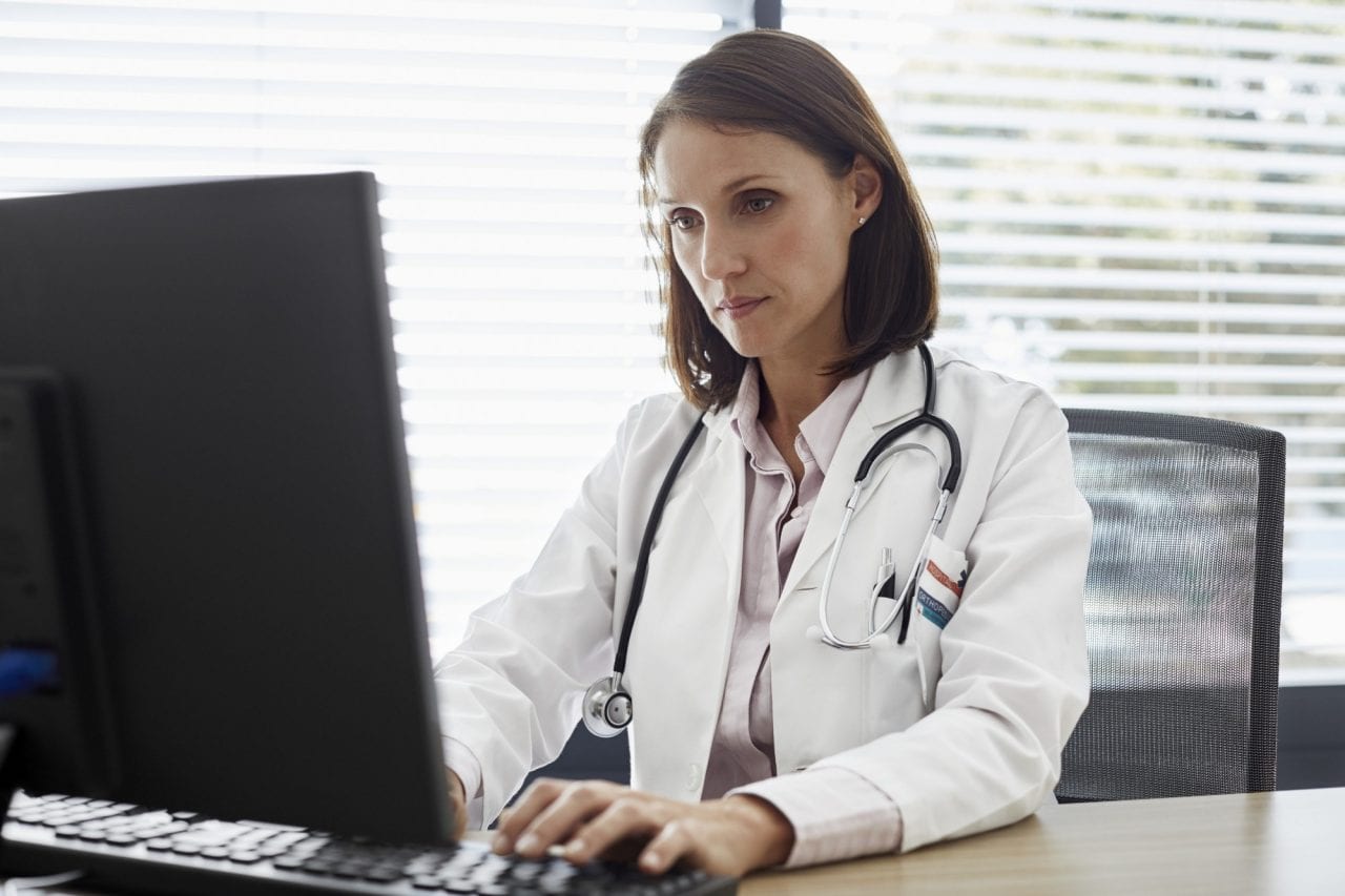 Médica fazendo prescrição eletrônica no computador
