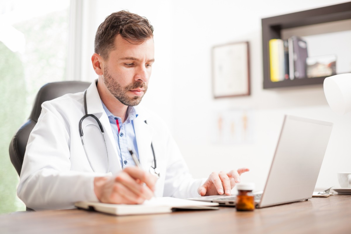 Médico atendendo no consultório online