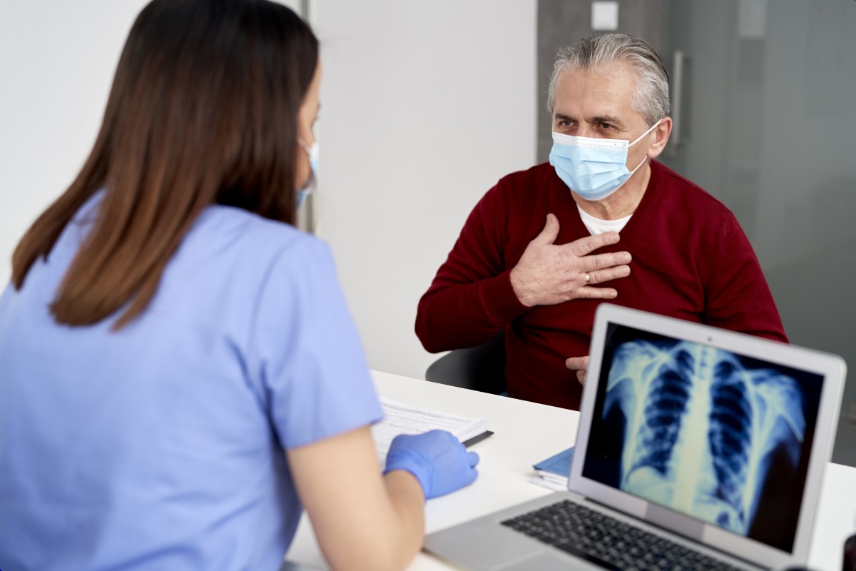 O primeiro passo para a realização do diagnóstico é procurar um médico Sintomas de pneumonia