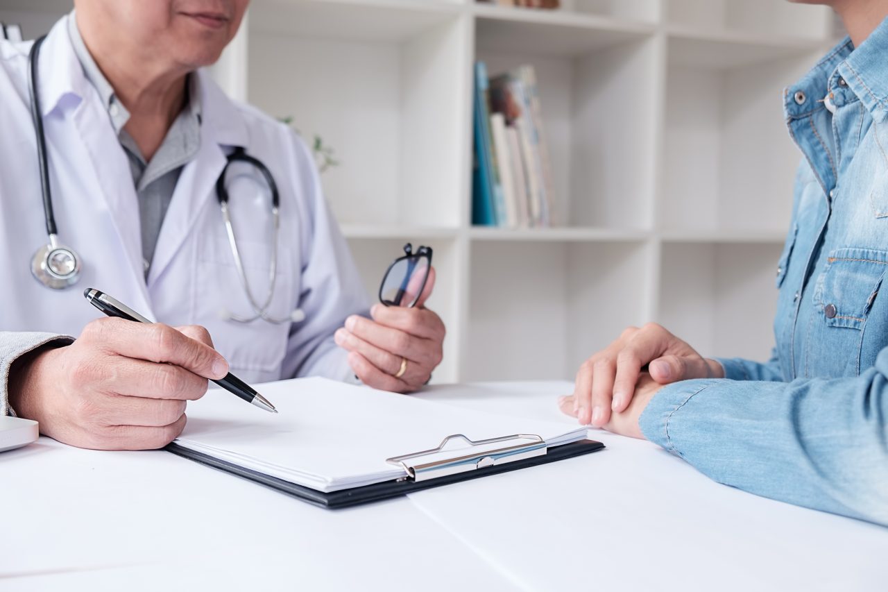 Atestado médico: tudo o sobre o assunto O atestado médico é um documento que auxilia o paciente quando ele não está apto a desempenhar suas atividades