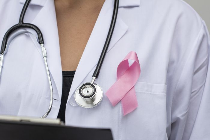 Outubro Rosa é uma campanha de conscientização que tem como objetivo principal alertar as mulheres e a sociedade sobre a importância da prevenção e do diagnóstico precoce do câncer de mama.