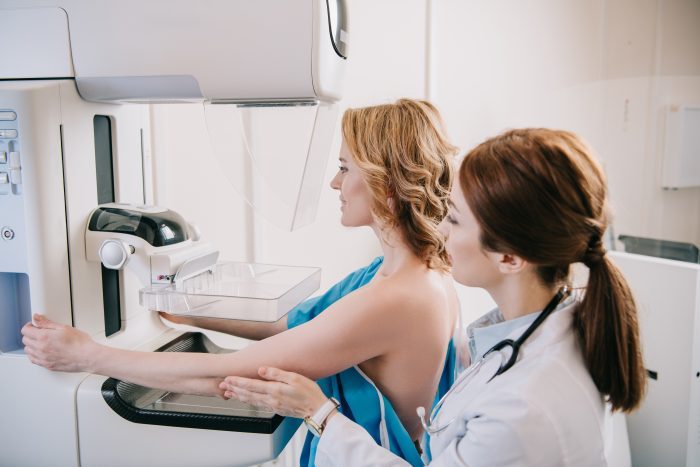A mamografia é a maneira mais eficaz e segura de descobrir ou eliminar a existência da doença, pois é capaz de apontar qualquer alteração no tecido mamário