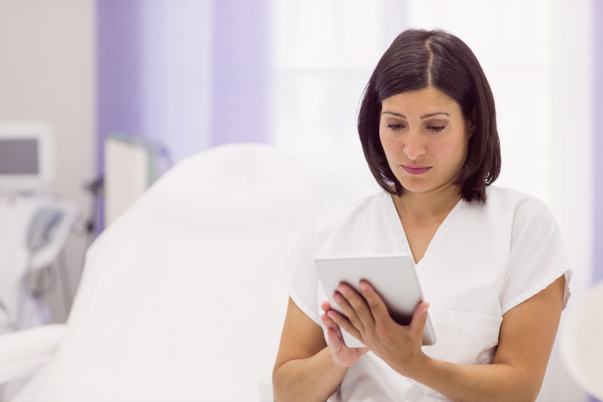 O dermatologista online atende via consulta por videoconferência Dermatologista online