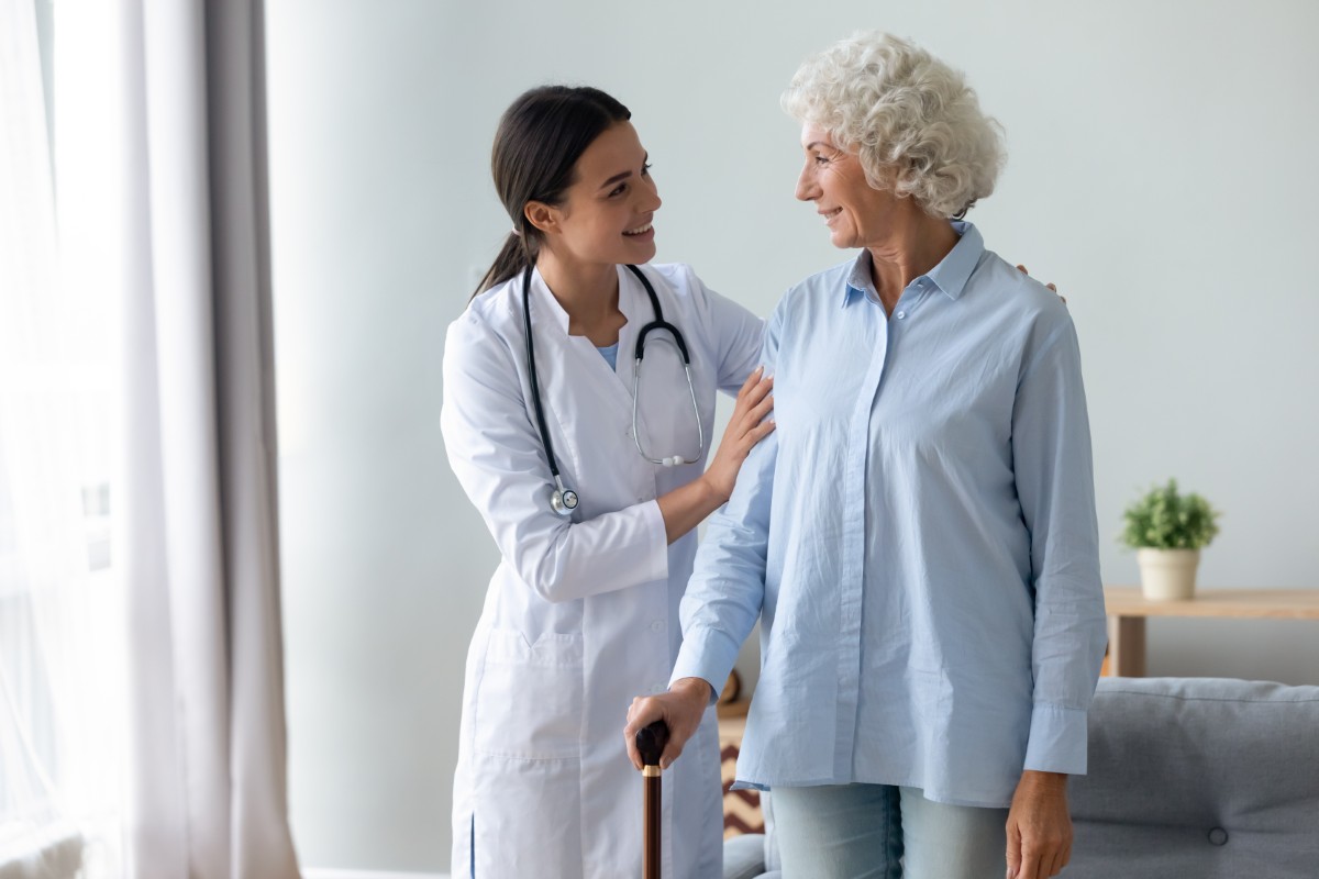 A teleconsulta conecta pacientes a médicos geograficamente distantes Médico geriatra
