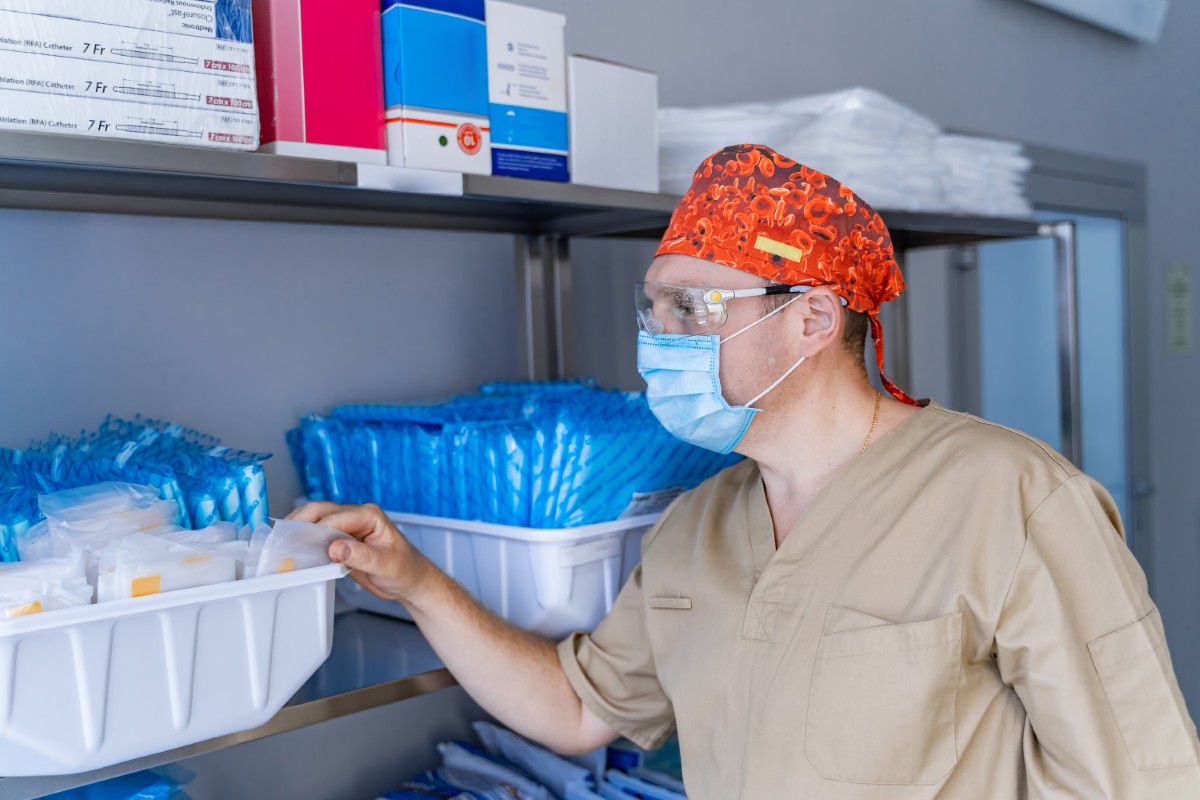 A divisão separa os materiais em críticos, semicríticos e não críticos Artigos hospitalares