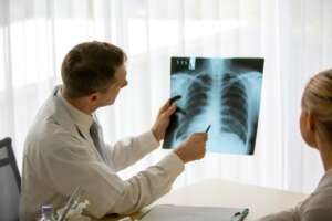 Médico pneumologista